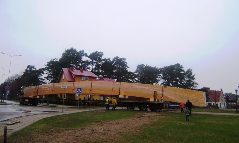 Į kurortą atgabentos medinės denginio sijos, kurių kiekvienos svoris – beveik 10 tonų, o ilgis – 36 metrai.