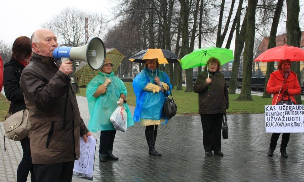 Klaipėdoje piketavo latviai, siekiantys, kad būtų pakeistos vežėjų taisyklės.