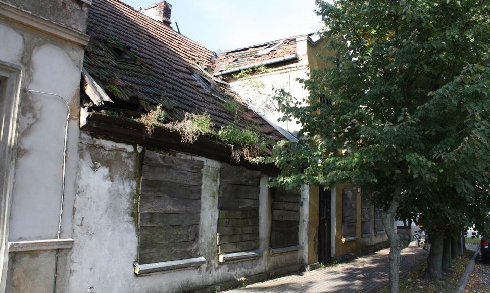 Už griuvėsiais pavestą pastatą Klaipėdos senamiestyje, Puodžių gatvėje, savininkas turės mokėti baudą.