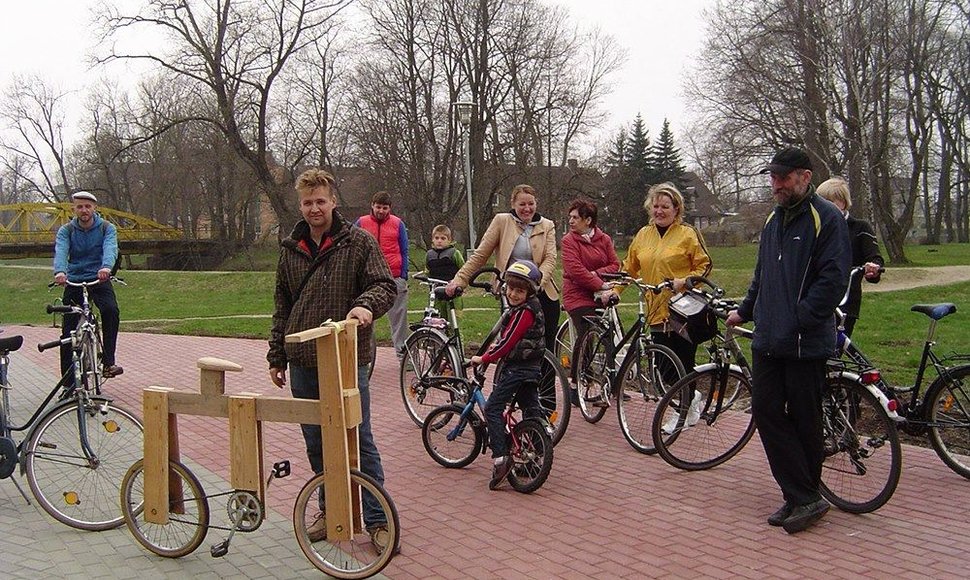 Šilutiškių dėmesį patraukė „Kritinės masės“ dalyvis, važinėjęs mediniu dviračiu.