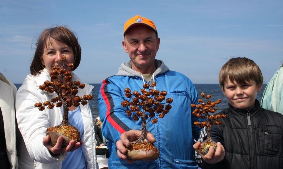 Palangoje surengtas pirmasis gintaro rinkimo čempionatas. Greičiausiai gintaro gabalėlius rinko palangiškis Romas Miliauskas (centre).