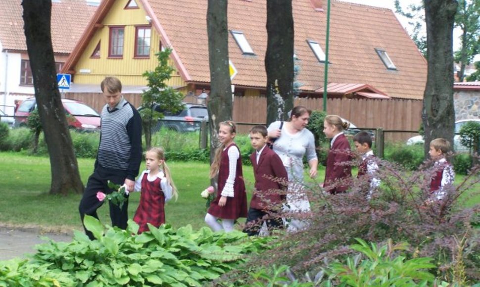 Gausioji Tautkevičių šeimynėlė atskuba į mokyklą.