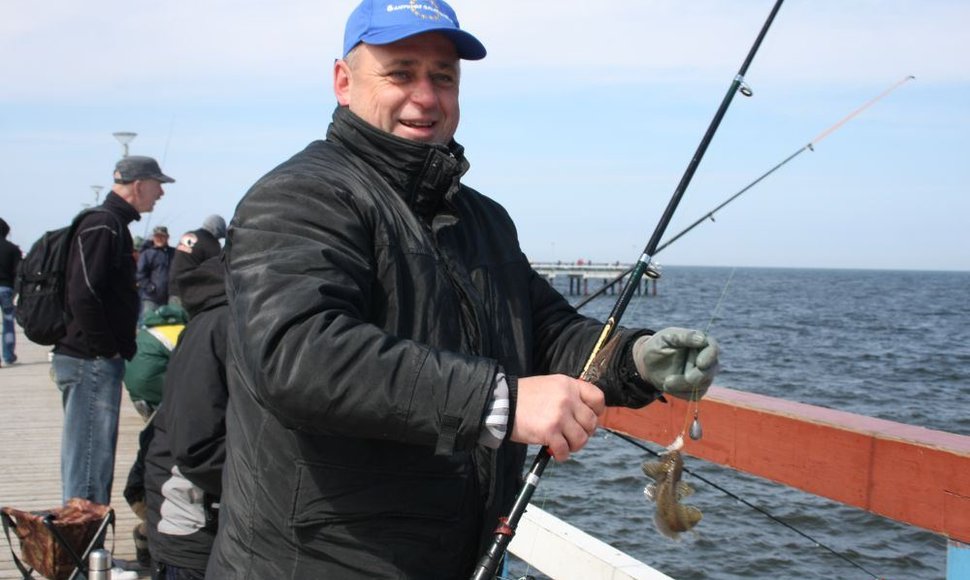 Palangoje žvejai traukia grundalus