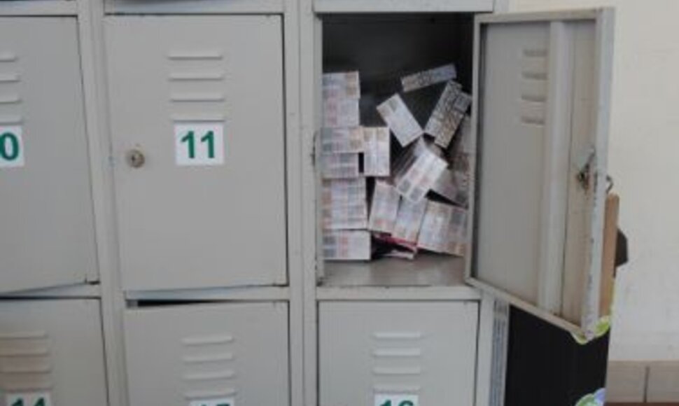 Prekybos centro spintelėje buvo slepiamos kontrabandinės cigaretės.