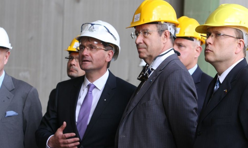 Estijos prezidentas Toomas Hendrikas Ilvesas (centre) viešėjo „Vakarų laivų gamykloje“. 