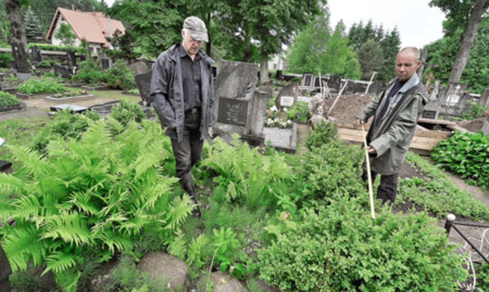 Darbėnų kapinių sargas Stasys Burba ir darbininkas Vidmantas Raišis teigė, kad tokio kitoniško kapo daugiau jiems netekę regėti – prie antkapių išpilta žvyro akmenų, o aplink kapavietę išdėlioti lauko akmenys. 