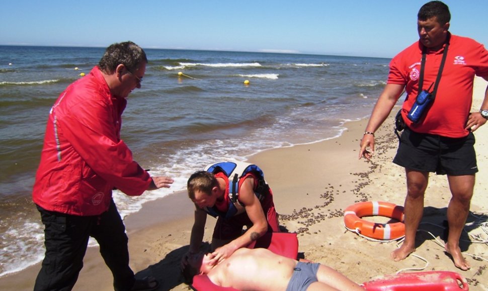 Palangos gelbėtojai paplūdimyje mokė, kaip elgtis vandenyje, kai iškyla pavojus.