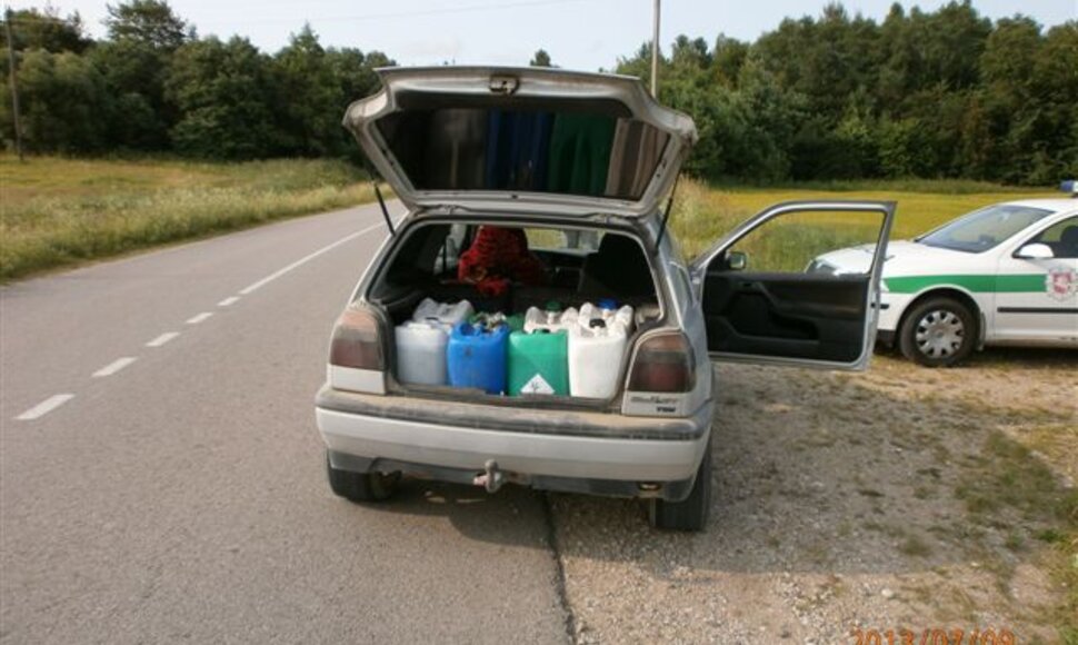 Merginos automobilyje aptikta plastikinė tara. 