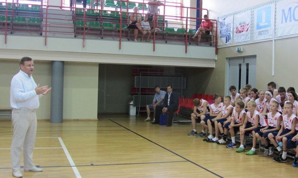 Vydas Gedvilas ėmėsi globoti tarptautinę vaikų krepšinio stovyklą Nidoje.