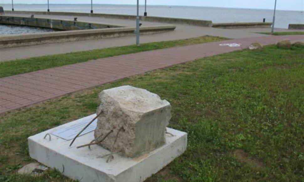 Paminklas biurokratijos absurdui Juodkrantėje.