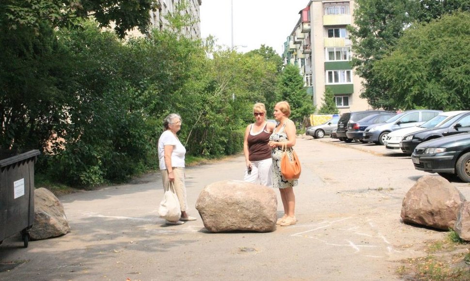 Ant keliuko, vedančio į daugiabučių kiemą, vis užverčiami akmenys. Žmonės piktinasi netekę įvažiavimo į kiemą. 