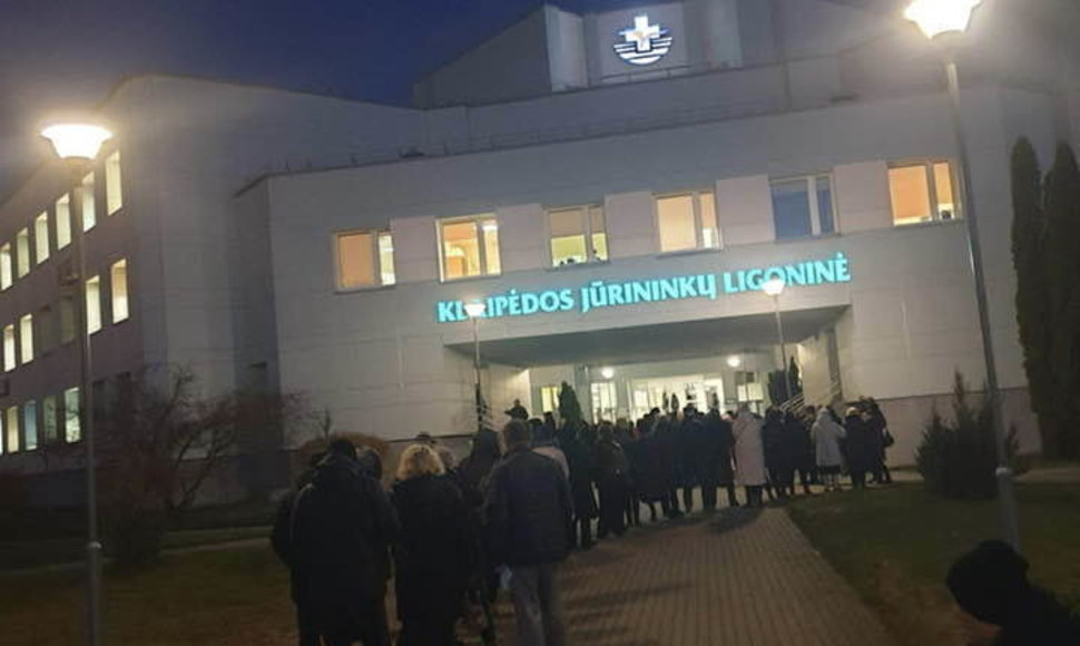 Raimonda Zaborė feisbuke pasidalino nuotrauka, kurioje matoma, kaip ankstyvą rytą prie ligoninės Klaipėdoje eilėje laukia talonėlių.