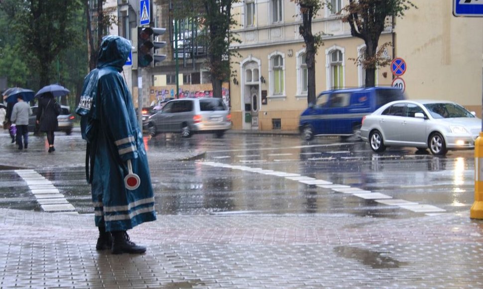 Klaipėdą pirmadienį skandina lietus. 