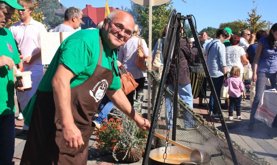 Linas Lukošius iš Viešvilės tikino, kad gerą žuvienę pagardina puiki virėjo nuotaika. 