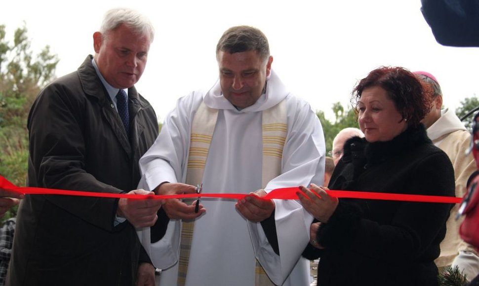 Dienos centrą iškilmingai atvėrė Klaipėdos meras Vytautas Grubliauskas, brolis Astijus ir centro direktorė Aldona Kerpytė.. 