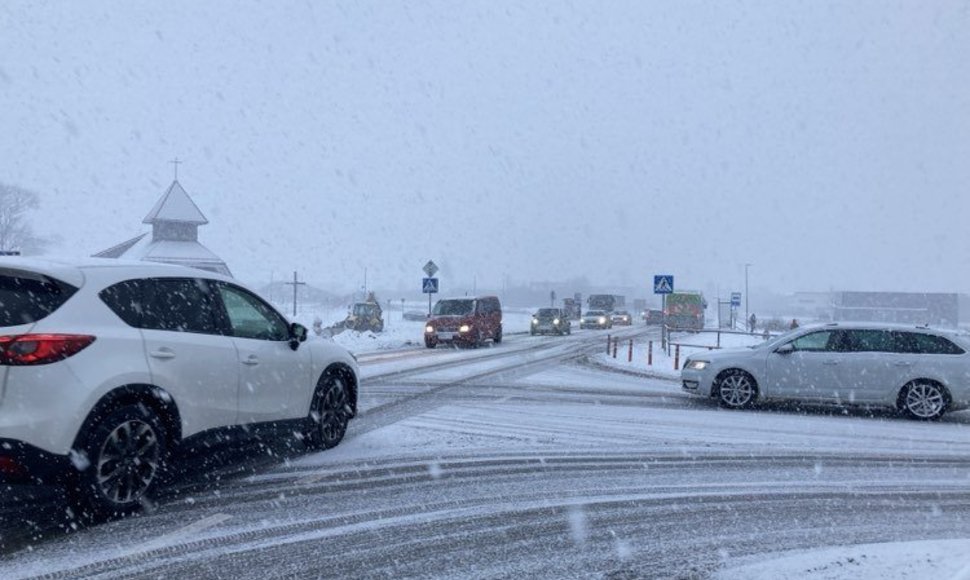 Popietę Klaipėdos krašte vėl ėmė gausiai snigti