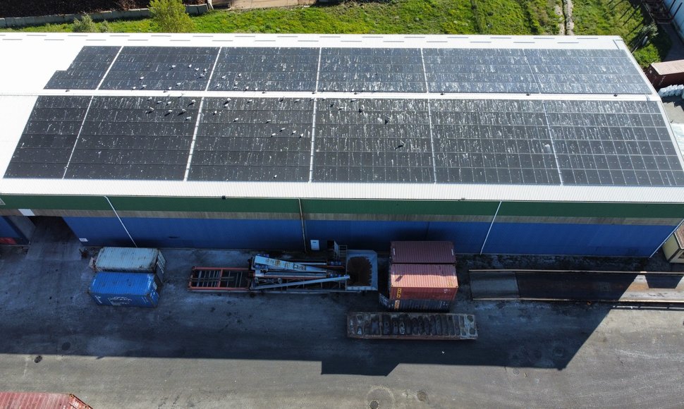 Klaipėdos konteinerių terminalas ant sandėlių stogų įrengė 500 kW galios saulės elektrinę.