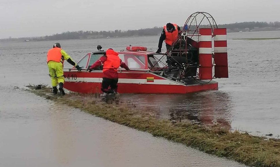 Stoniškių seniūnijoje, Pagėgių savivaldybėje, į užlietas sodybas buvo plukdomi vaistai.