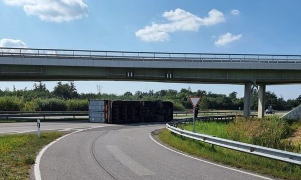 Automagistralėje nuvirtęs vilkikas lėmė besiformuojančias spūstis