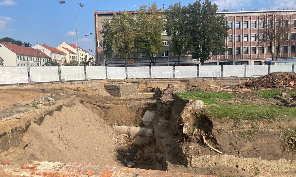 Atgimimo aikštėje šiuo metu dirba archeologai