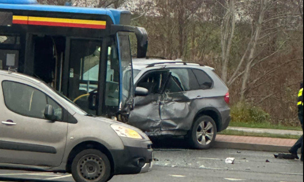 Trečiadienio rytą Klaipėdoje lengvasis automobilis susidūrė su maršrutiniu autobusu. 