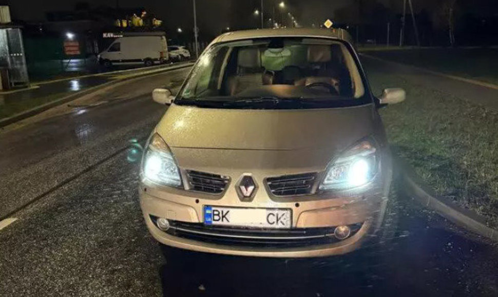 Apie 18.28 val. policininkai „Renault Megane Scenic“ sustabdė Tiekėjų gatvėje.