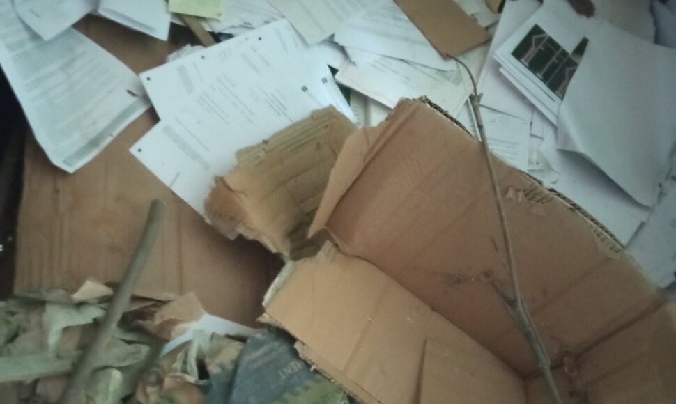 Į krosnį buvo kišamos statybinės atliekos