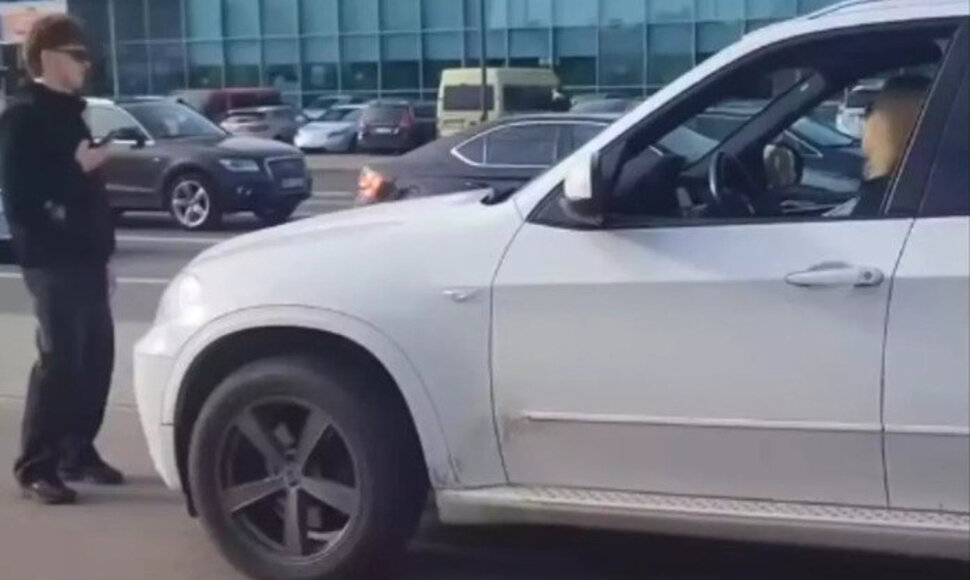 Jaunuoliai BMW vairuotojai neleido vykti dviračių taku