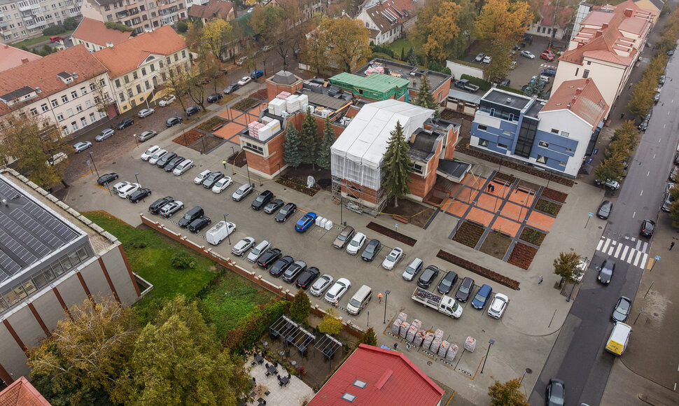 Sutvarkyta aplinka prie Santuokų rūmų Klaipėdoje