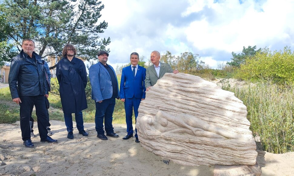 Atidengta skulptūra R.Dichavičiaus albumui „Žiedai tarp žiedų“