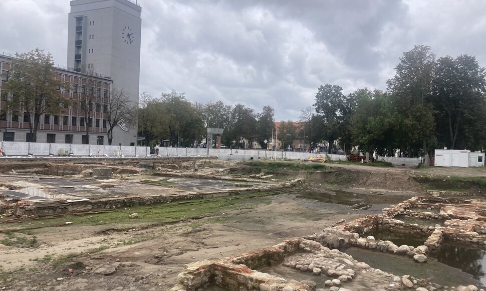Atgimimo aikštėje dėl vandens sankaupų negali dirbti ekspertai