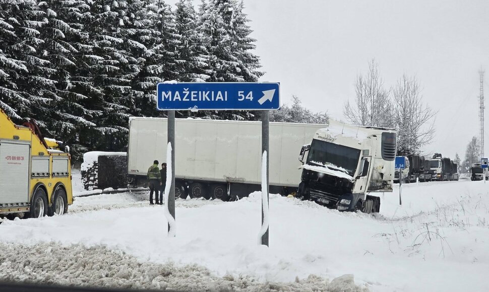 Užblokuotas kelias prie Plungės