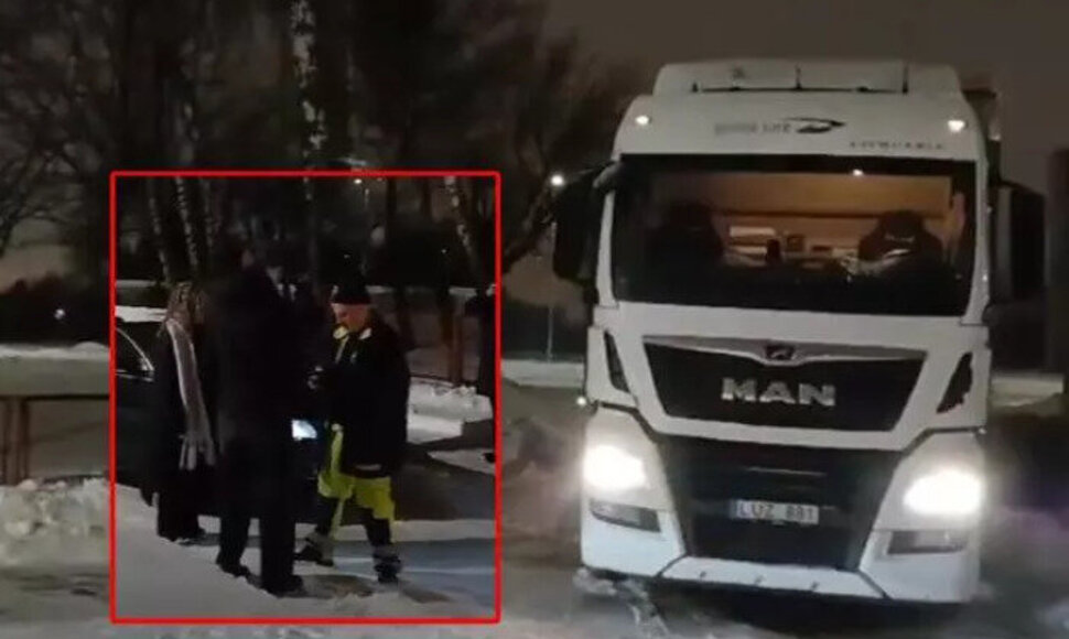Įklimpęs vilkiko vairuotojas ieškojo druskos