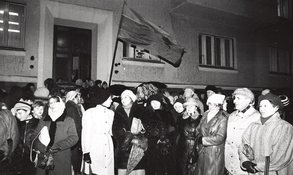 Klaipėdos miesto gyventojai, 1991 m. sausio 13 d. budintys prie Merijos pastato.