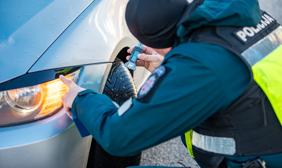 Pareigūnai tikrino padangų protektorių gylį