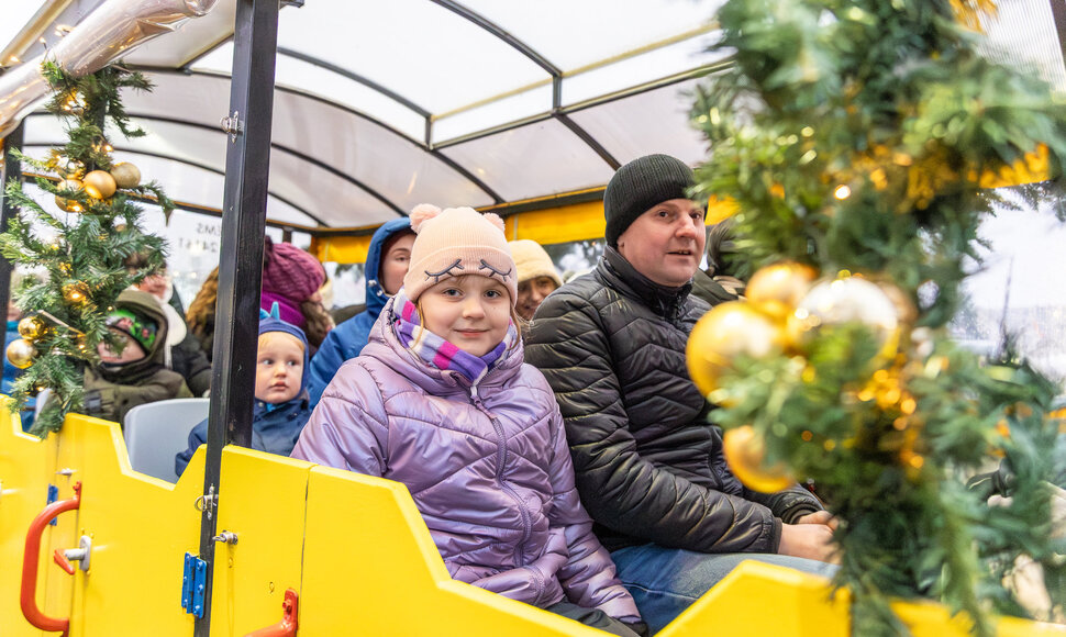 Kretingos Rotu&scaron;ės aik&scaron;tėje įžiebta pagrindinė eglė