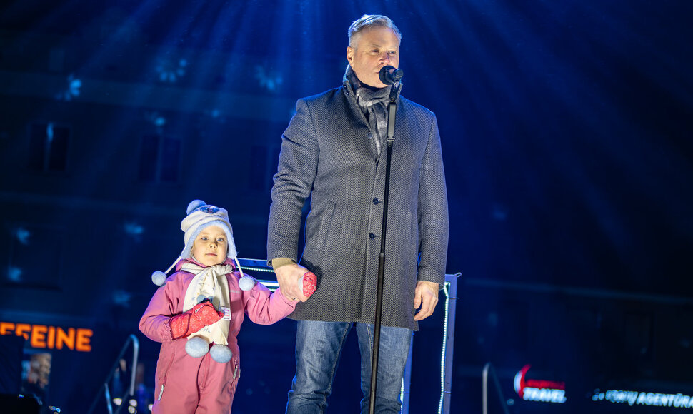 Kretingos Rotu&scaron;ės aik&scaron;tėje įžiebta pagrindinė eglė