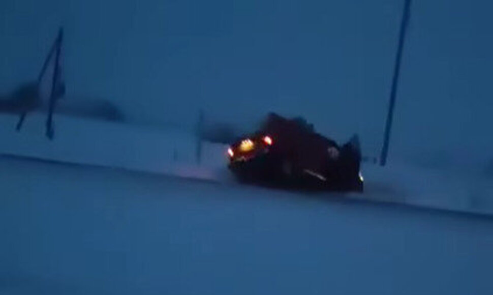 Apsivertęs automobilis ties Dituva