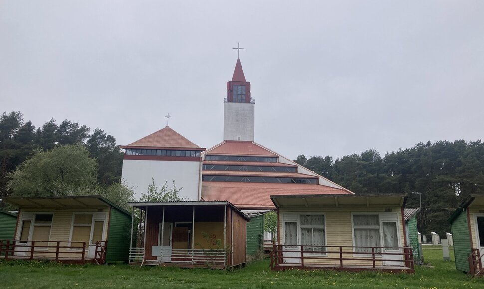 Mediniai nameliai Šventosios bažnyčios pašonėje
