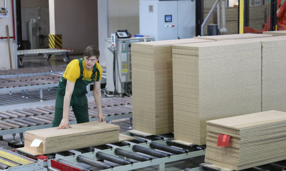 „Klaipėdos baldų“ gamykloje gimsta populiariausios „Ikea“ komodos.
