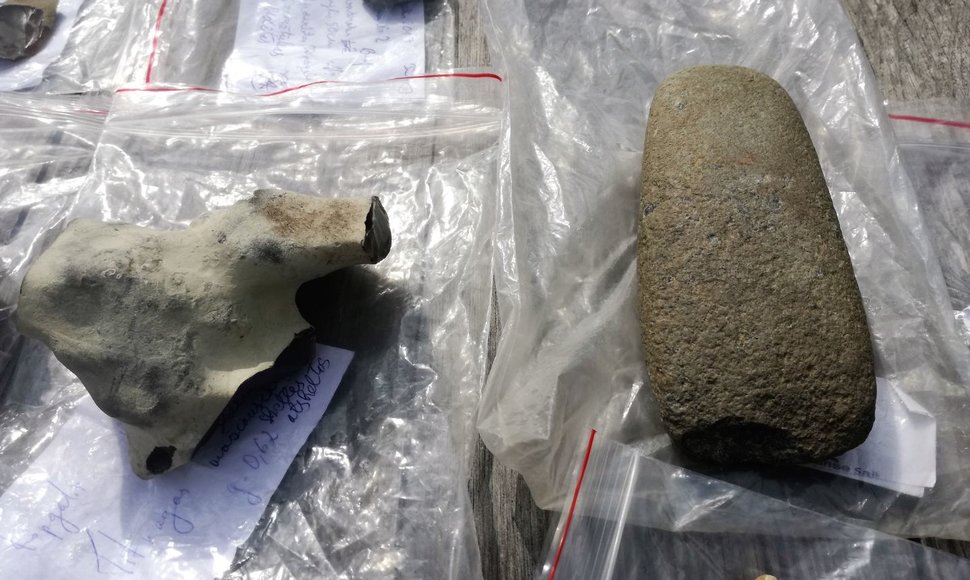 Archeologus nustebino Akmens amžiaus radiniai - akmeninis kirvukas ir titnagas.