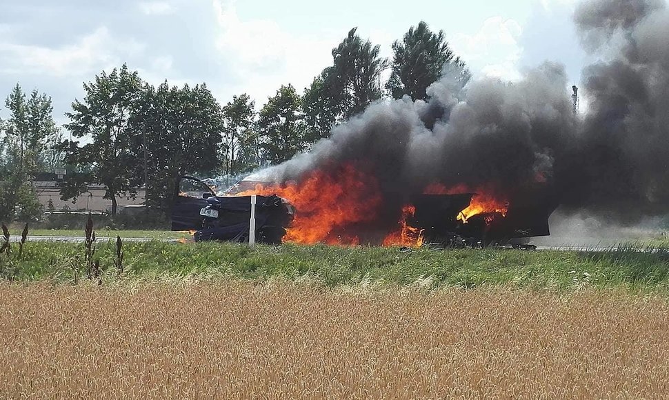 Kelyje Panevėžys-Šiauliai susidūrus automobiliams kilo gaisras.