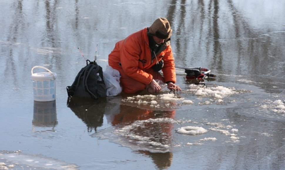 Žvejai įsitikinę, kad ant ledo lipti saugu, tad galvoja tik apie laimikį.  (1)