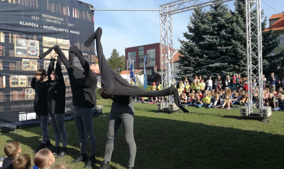 Šokio ir istorijos spektaklis „Neužšąlantys namai” skirtas Lietuvos šimtmečiui paminėti.