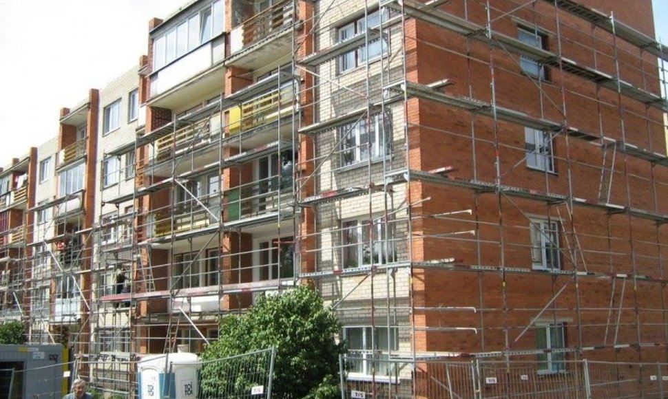Klaipėdoje, Nidos gatvėje renovuojant daugiabutį statybos darbus vykdžiusi bendrovė bankrutavo. 