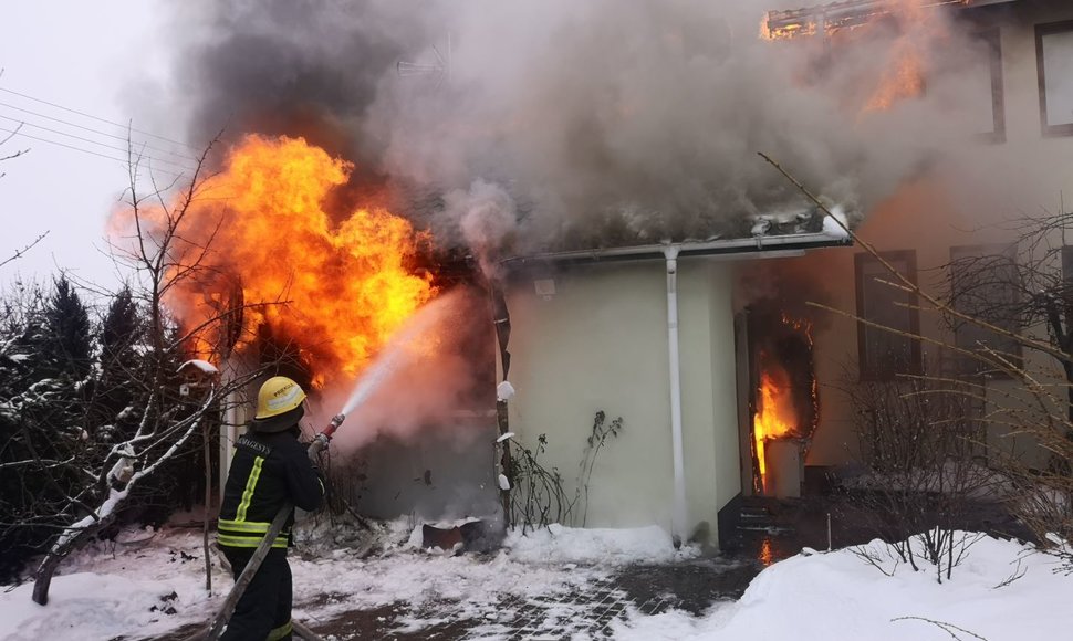 Ugniagesiai malšina gaisrą Klaipėdos rajone
