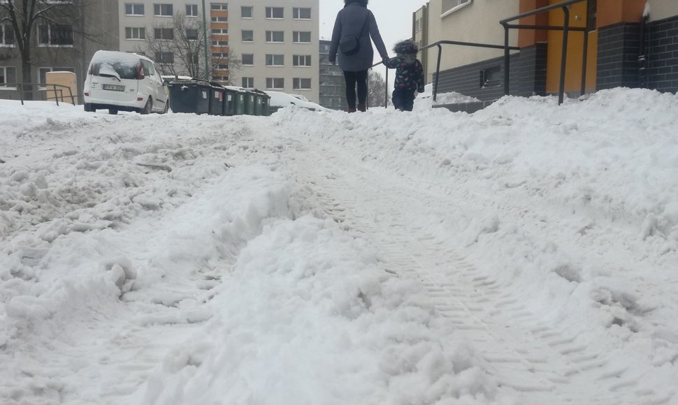 Dėl gausiai iškritusio sniego kiemai Klaipėdoje sunkiai pravažiuojami