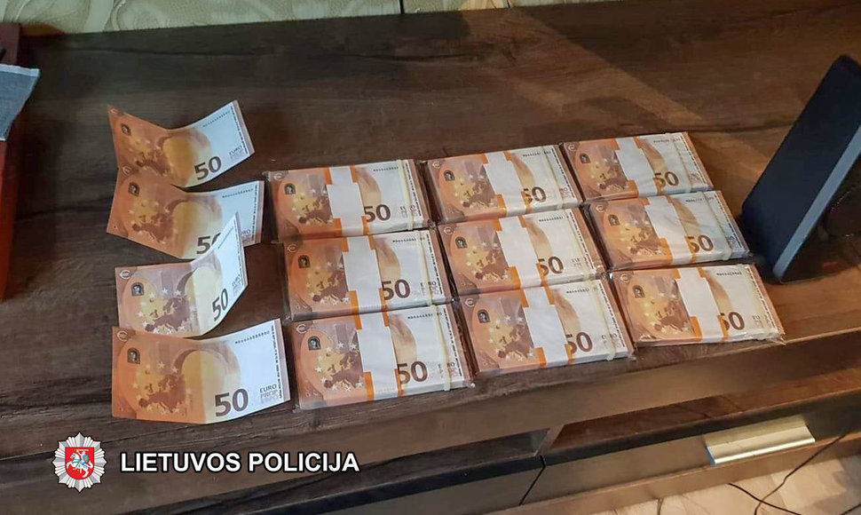 Pareigūnai sulaikė internetu tūkstantį padirbtų eurų banknotų parsisiuntusį ir juos realizavusį vyrą.