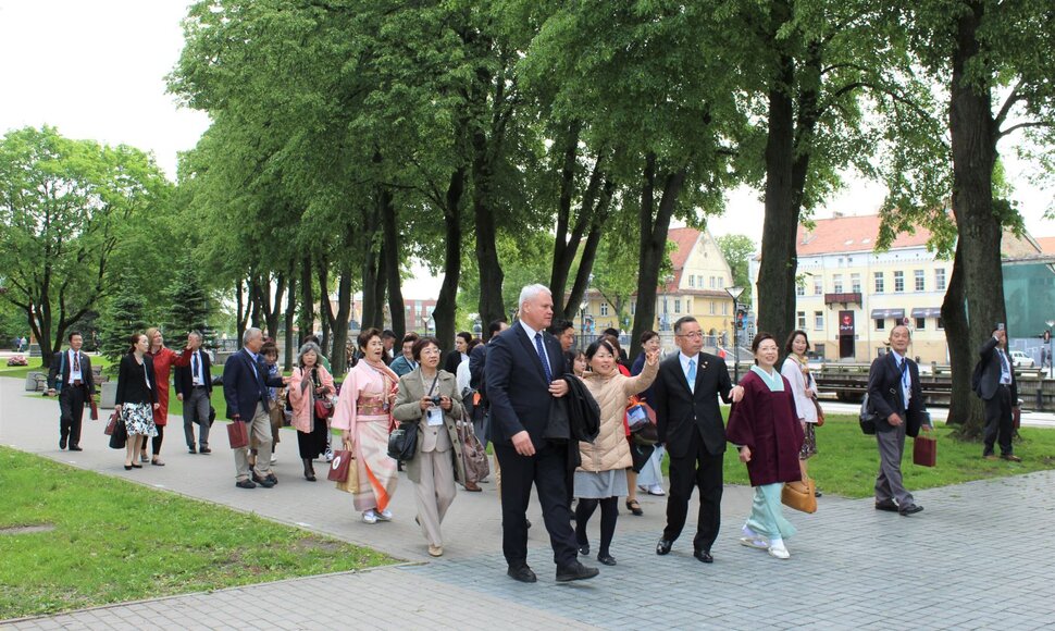 Antradienio vakarą į uostamiestį atvyko 35 asmenų delegacija, kurią sudaro Kudžio meras p. Joji Endo, miesto tarybos vadovas p. Koshi Nakatai, kiti savivaldybės pareigūnai bei 23 Kudžio miestiečiai.