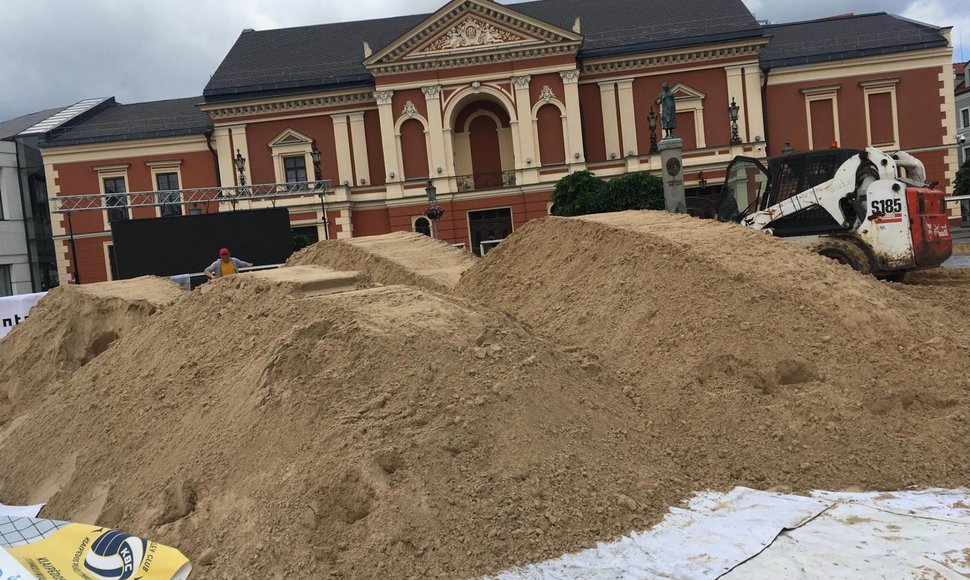 Į Teatro aikštę Klaipėdoje suvežta tonos smėlio.